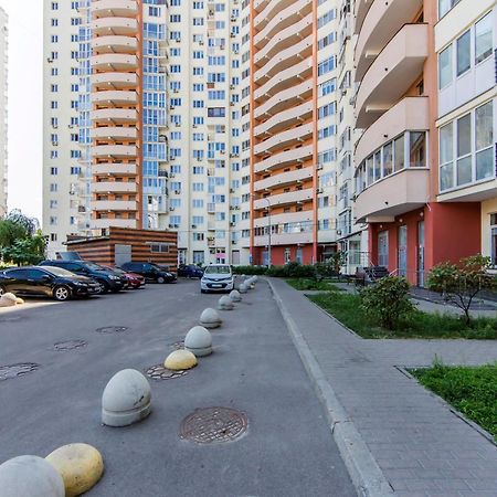 Large 2 Room Apartment With A Beautiful View 2 Min Metro Chernigivska Kiev Exteriör bild