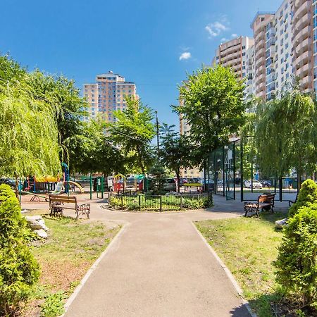 Large 2 Room Apartment With A Beautiful View 2 Min Metro Chernigivska Kiev Exteriör bild