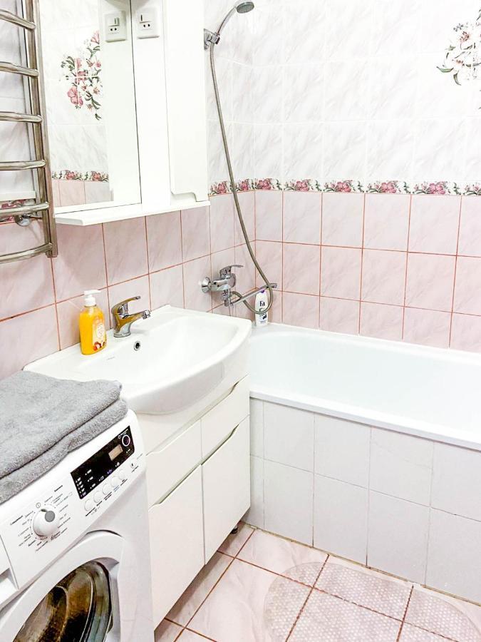 Large 2 Room Apartment With A Beautiful View 2 Min Metro Chernigivska Kiev Exteriör bild