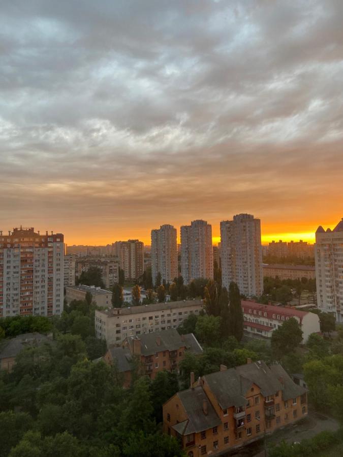 Large 2 Room Apartment With A Beautiful View 2 Min Metro Chernigivska Kiev Exteriör bild