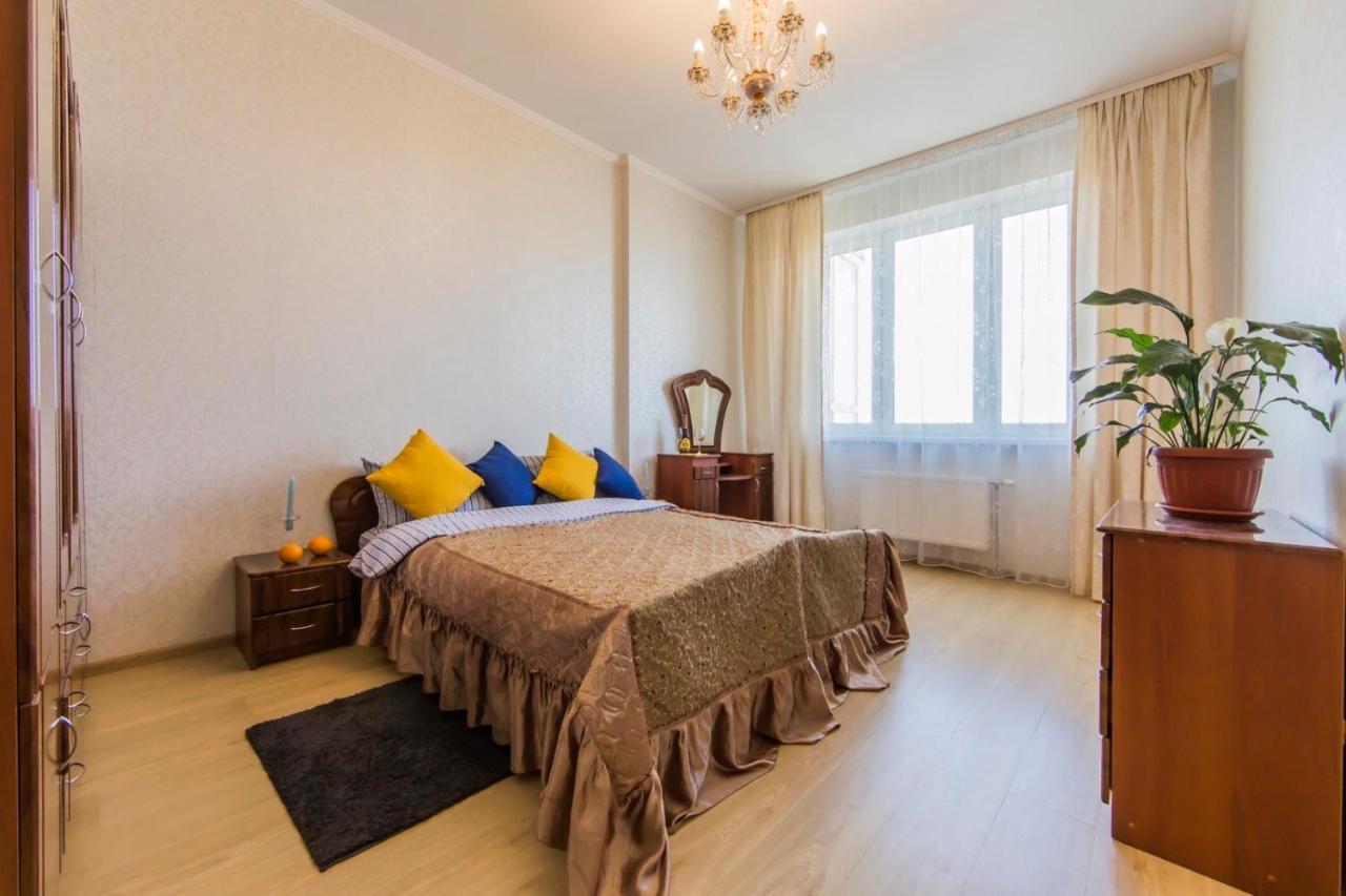 Large 2 Room Apartment With A Beautiful View 2 Min Metro Chernigivska Kiev Exteriör bild