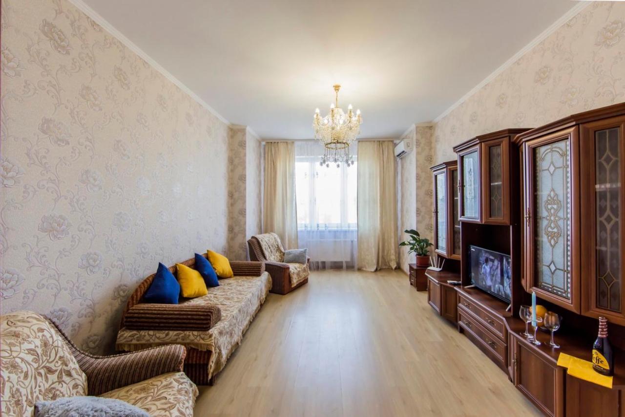 Large 2 Room Apartment With A Beautiful View 2 Min Metro Chernigivska Kiev Exteriör bild