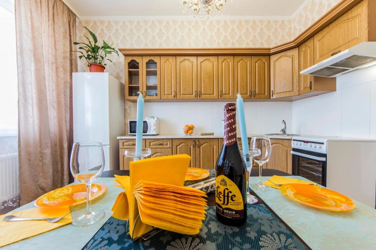 Large 2 Room Apartment With A Beautiful View 2 Min Metro Chernigivska Kiev Exteriör bild