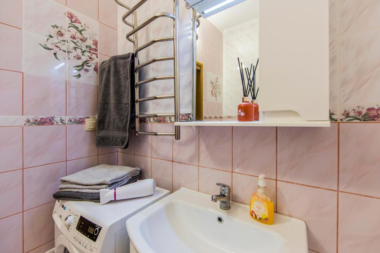 Large 2 Room Apartment With A Beautiful View 2 Min Metro Chernigivska Kiev Exteriör bild