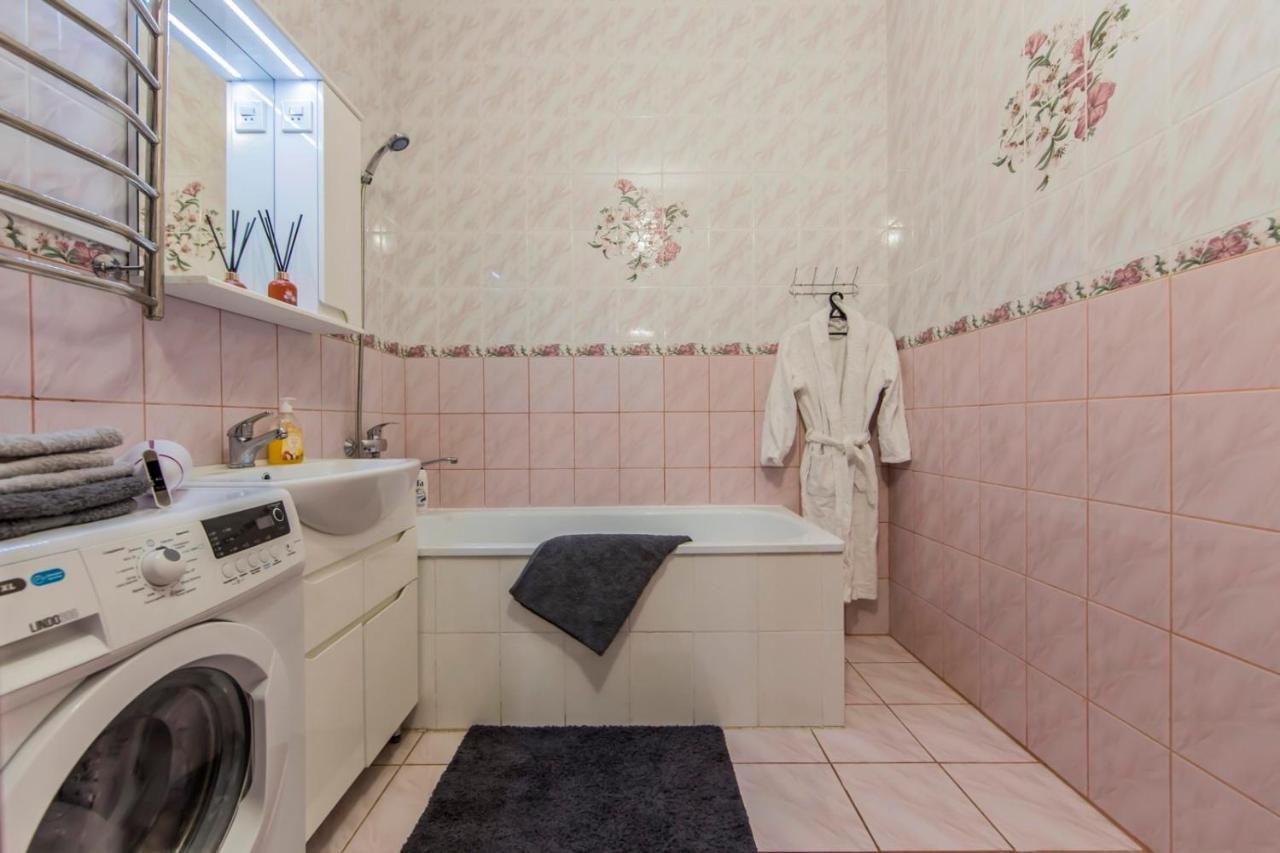 Large 2 Room Apartment With A Beautiful View 2 Min Metro Chernigivska Kiev Exteriör bild