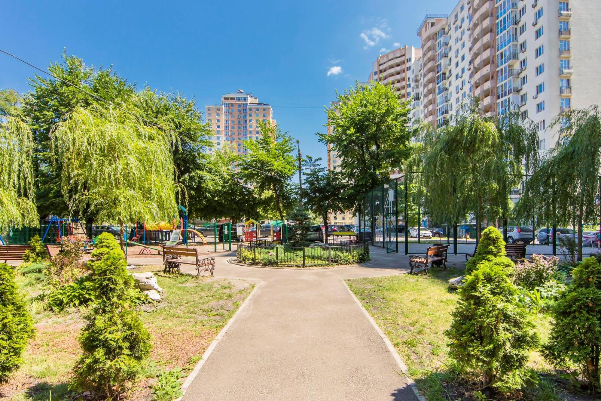 Large 2 Room Apartment With A Beautiful View 2 Min Metro Chernigivska Kiev Exteriör bild